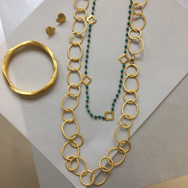 Elegant Turquoise Beaded Necklace With Floral Accents