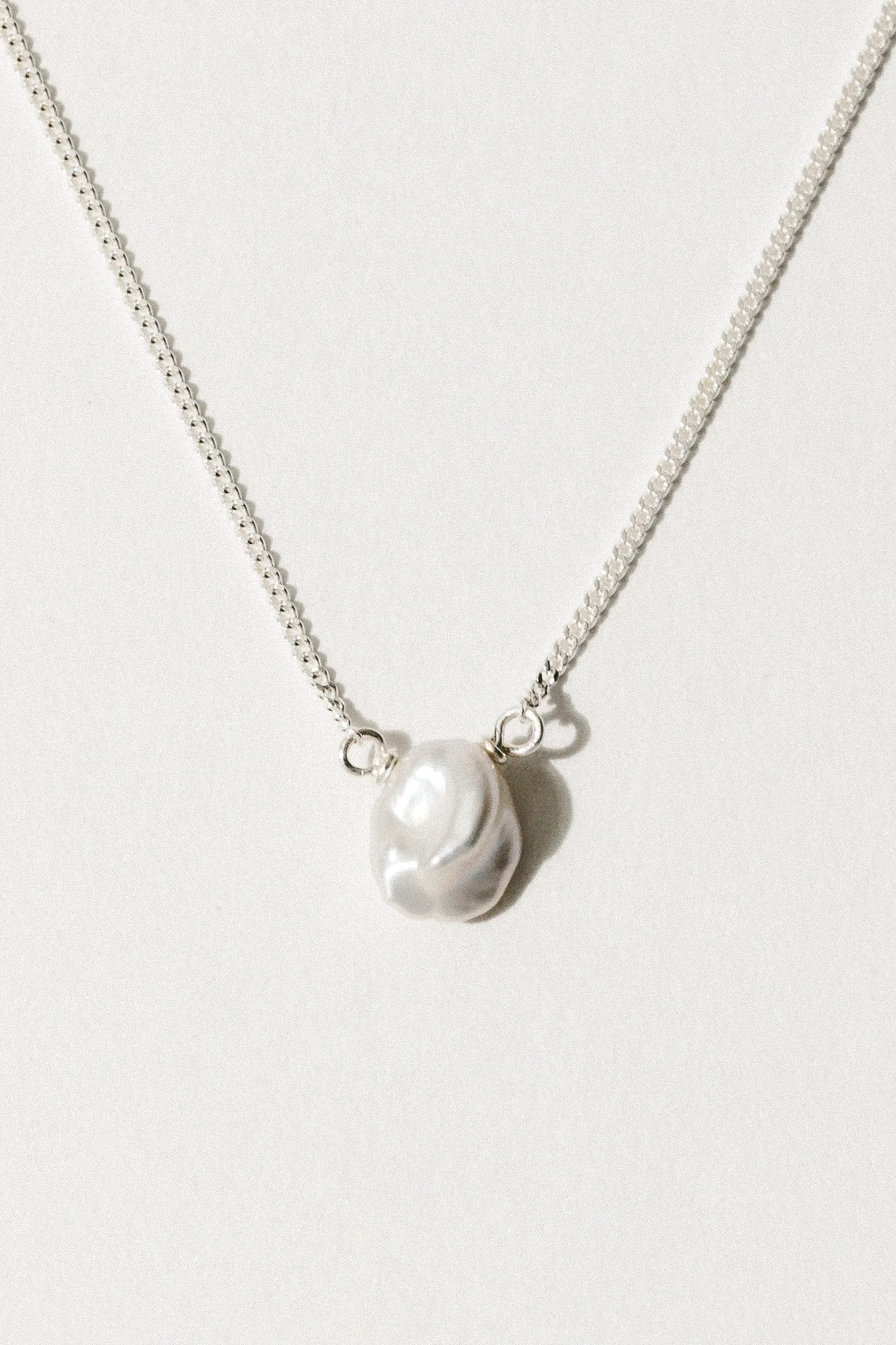 Elegant Faux Pearl Pendant Necklace